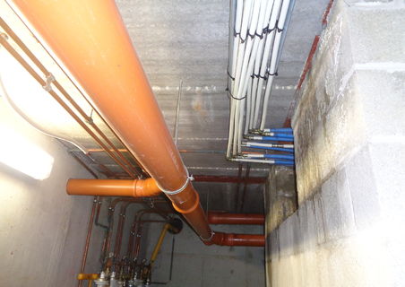 Infiltration dans la gaine technique: Localisation de fuite d’eau au plafond/gaine technique dans la cave.
